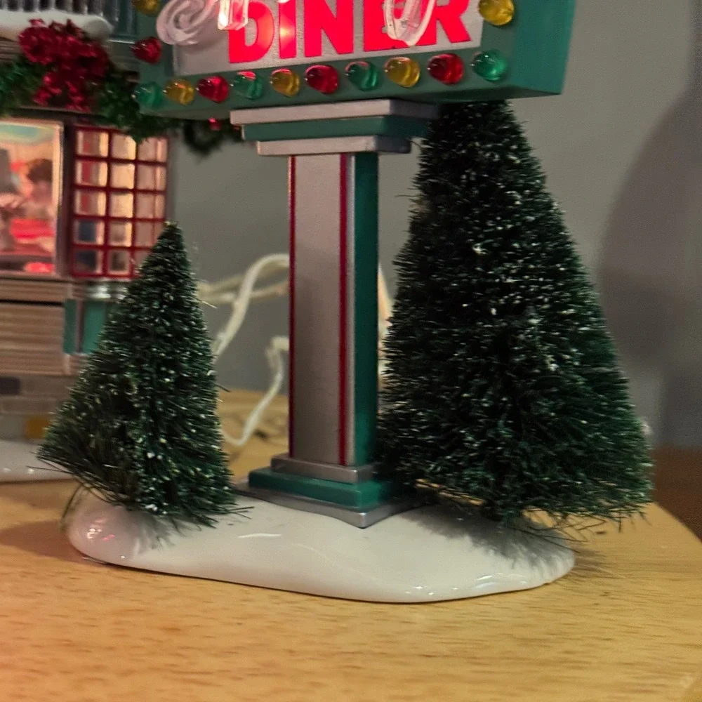 Department 56 Shelly's Diner Snow Village Retro Style 55008 Dept 56 in Box *READ